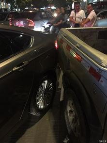 事故国产皮卡修复视频,国产皮卡事故修复全过程解析