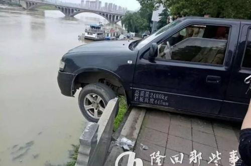 事故国产皮卡修复视频,国产皮卡事故修复全过程解析  第2张